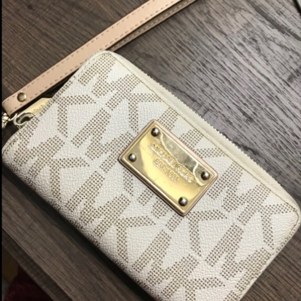 Michael kors wristlet